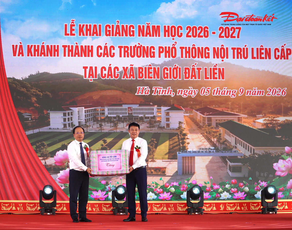 Bí thư Tỉnh uỷ Hà Tĩnh Nguyễn Duy Lâm trao quà của Tổng Bí thư, Chủ tịch nước Tô Lâm cho Trường Phổ thông nội trú Tiểu học và THCS Sơn Kim 1. Ảnh: HN.
