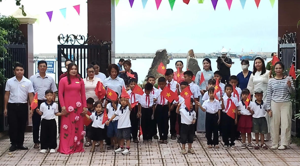 Phụ huynh học sinh và các thầy cô giáo chào đón học sinh Trường Tiểu học Bạch Long Vĩ (Đặc khu Bạch Long Vĩ, TP Hải Phòng). Ảnh: Phương Thanh.