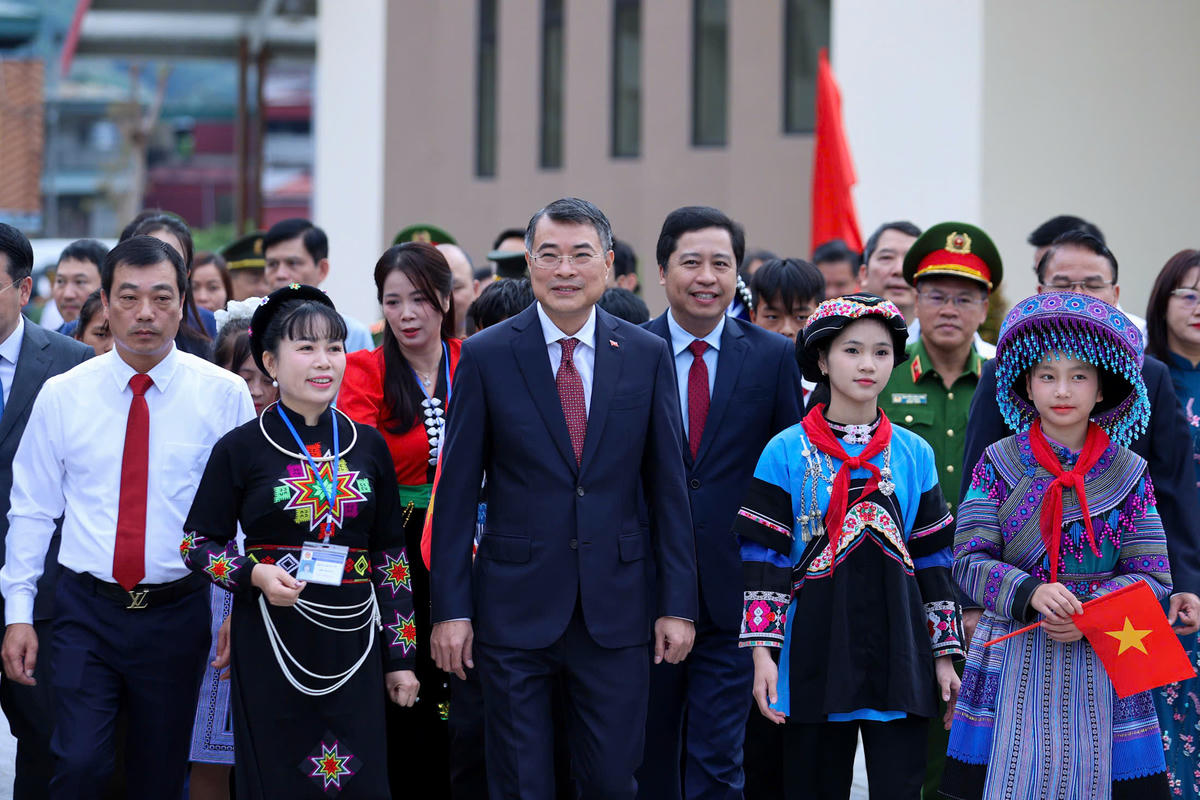 Thủ tướng Chính phủ Lê Minh Hưng đến dự Lễ khai giảng năm học 2026-2027 tại Trường Phổ thông nội trú Mường Khương, xã Mường Khương, tỉnh Lào Cai. Ảnh: Nhật Bắc