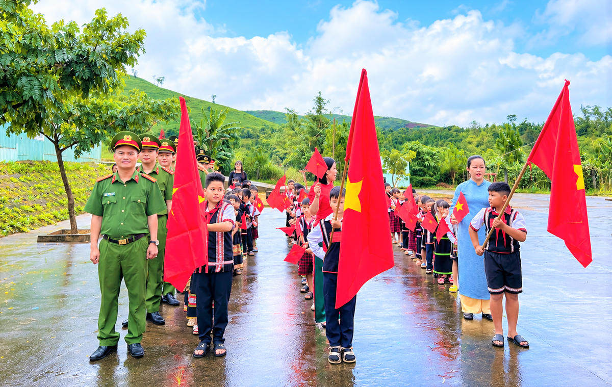 Học sinh Trường PTDTBT Tiểu học Tu Mơ Rông dự lễ khai giảng năm học 2026-2027. Ảnh: CĐ.