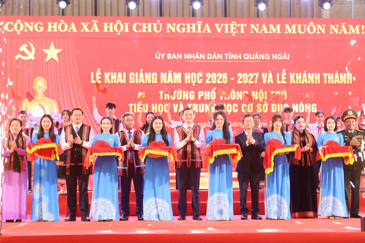 Phó Giáo sư, Tiến sĩ Đoàn Minh Huấn, Giám đốc Học viện Chính trị quốc gia Hồ Chí Minh (ở giữa) thực hiện nghi thức cắt băng khánh thành các Trường PTNTLC TT-THCS trên địa bàn tỉnh Quảng Ngãi. Ảnh: CĐ.
