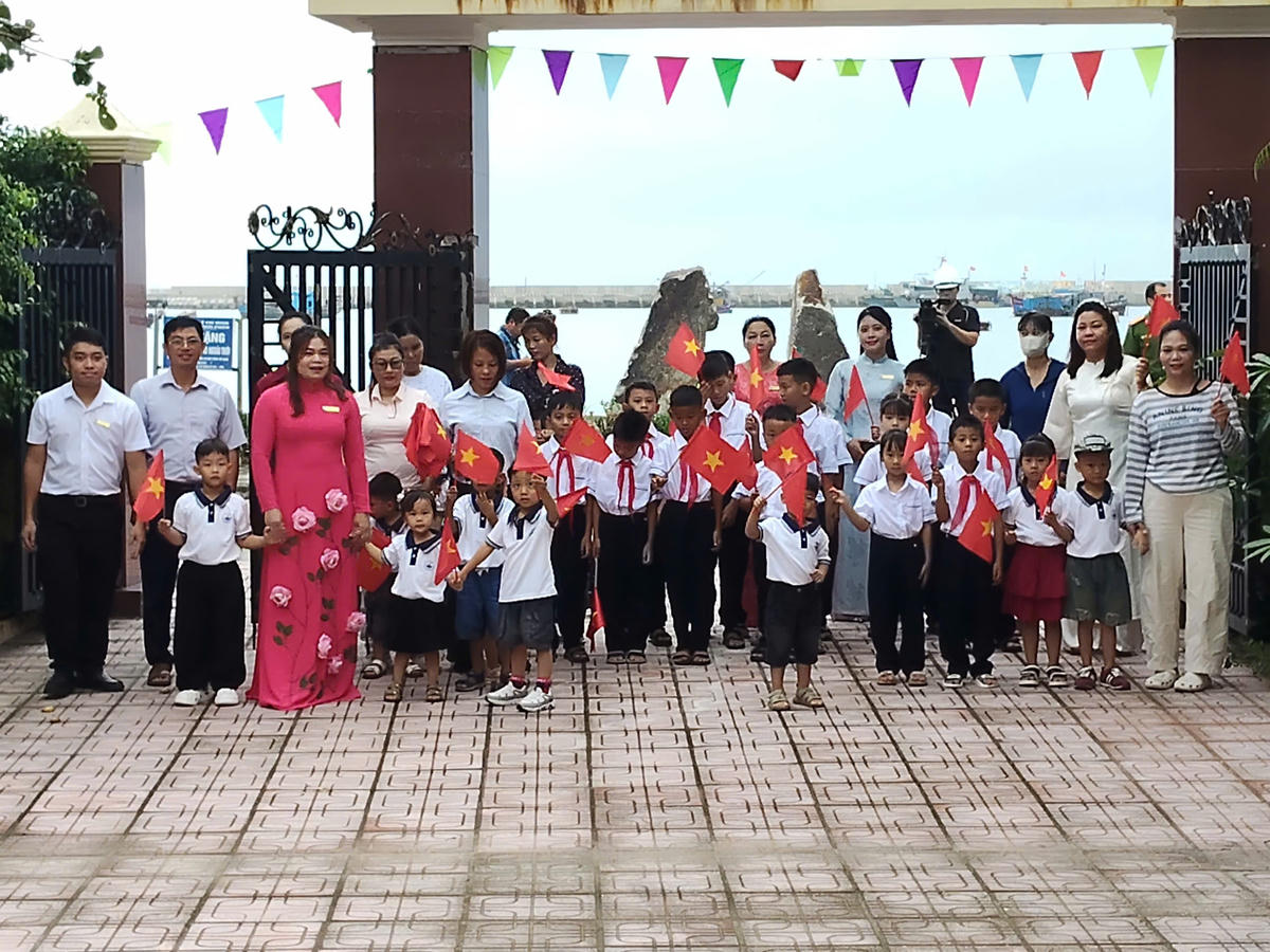 Năm học 2025-2026, mặc dù còn nhiều khó khăn do đặc thù trường học xa đất liền, đội ngũ giáo viên và học sinh ít, điều kiện cơ sở vật chất, thời tiết và hạ tầng Internet còn hạn chế, thầy và trò nhà trường đã nỗ lực hoàn thành tốt nhiệm vụ. Ảnh: HM. 