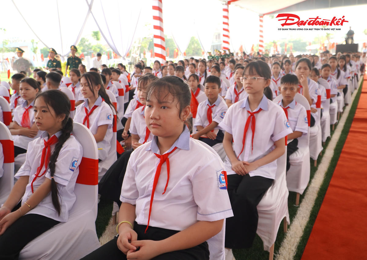 Học sinh háo hức trong ngày đầu tiên tại ngôi trường mới. Ảnh: HN.