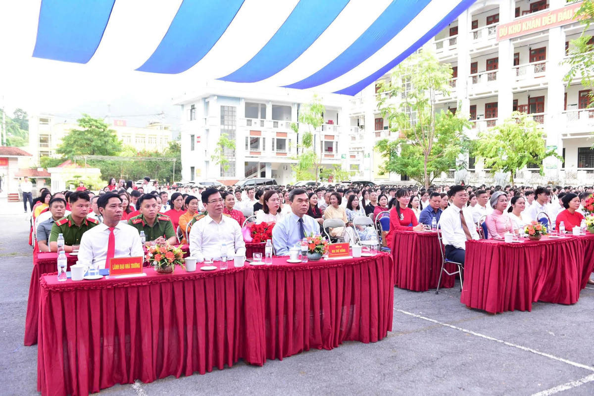 Chủ tịch Ủy ban MTTQ Việt Nam tỉnh Tuyên Quang Ma Thế Hồng cùng các đại biểu dự lễ khai giảng năm học mới tại Trường THPT Chuyên Hà Giang. MTTQ.