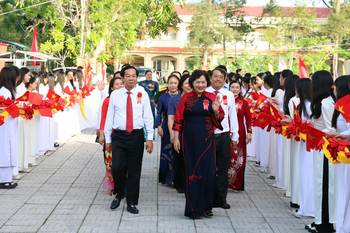 Phó Chủ tịch Quốc hội Nguyễn Thị Hồng cũng lãnh đạo TP Cần Thơ dự lễ khai giảng tại Trường THCS-THPT Ngã Sáu. Ảnh HT