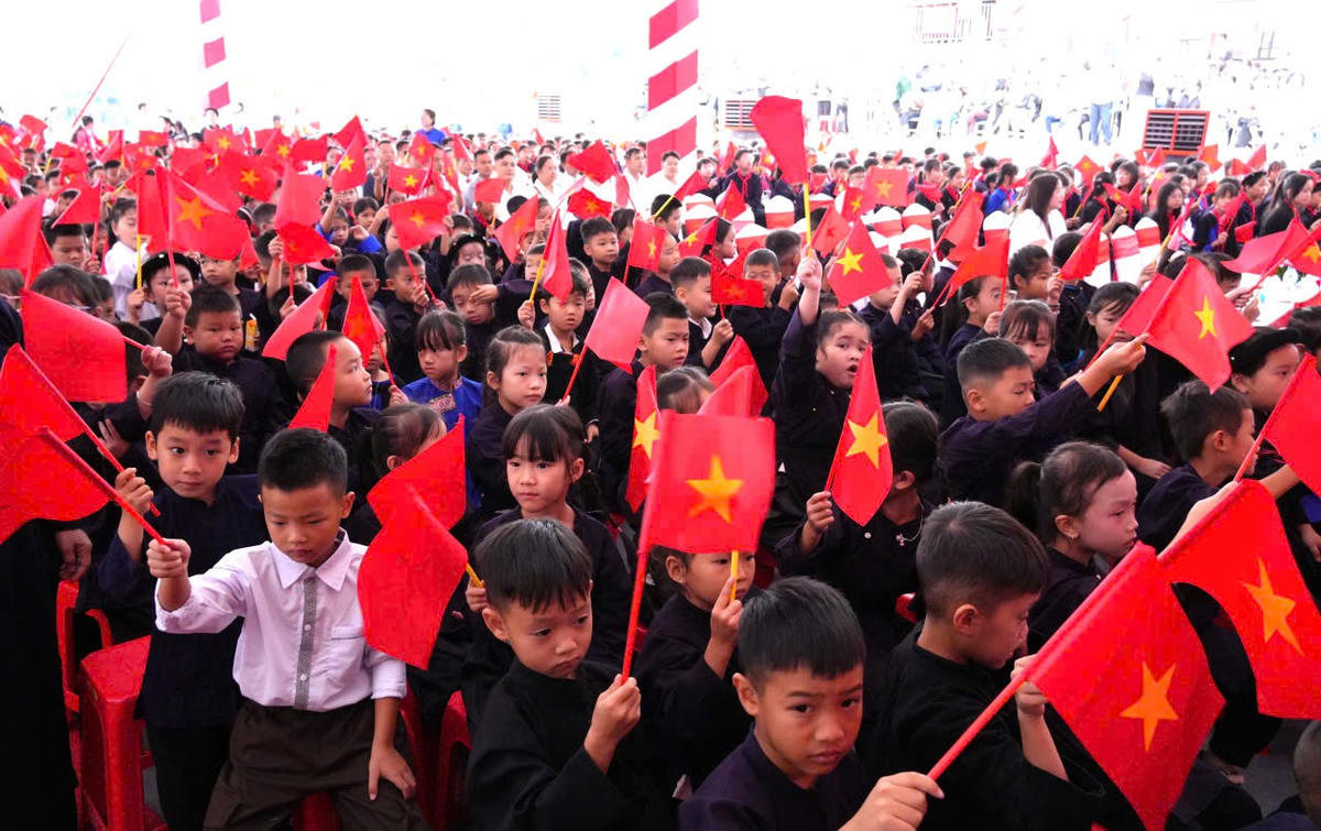 Từ sáng sớm, không khí khai giảng năm học mới đã rộn ràng tại Trường Phổ thông nội trú liên cấp Tiểu học và THCS Trà Lĩnh.