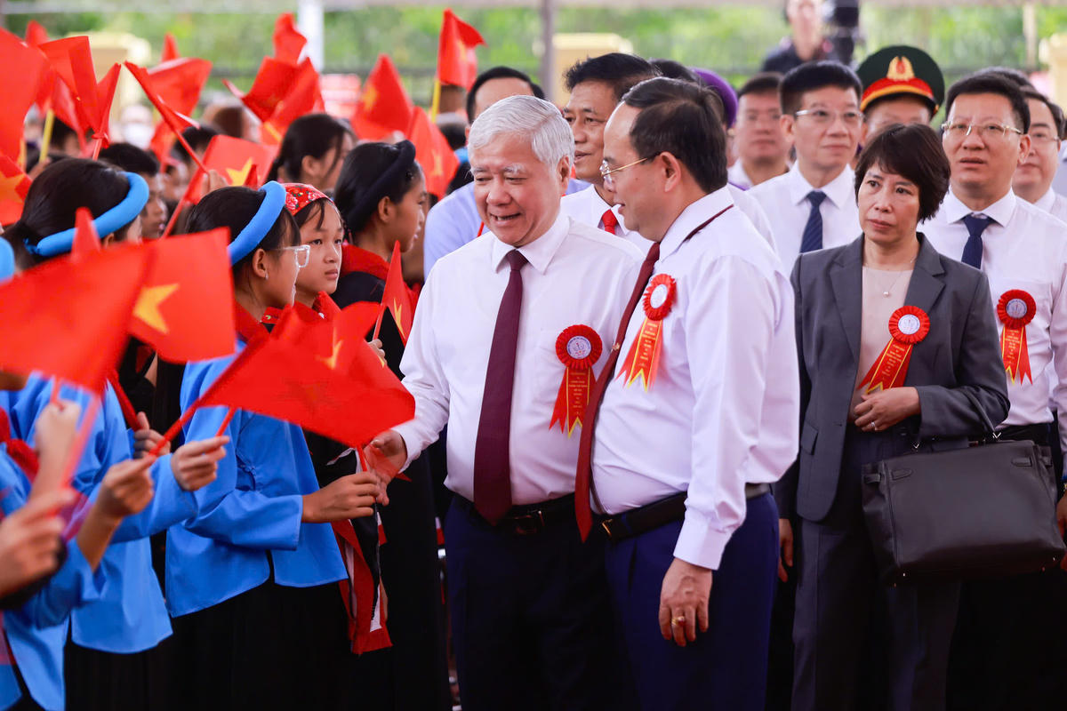Phó Chủ tịch Thường trực Quốc hội Đỗ Văn Chiến dự Lễ khai giảng và khánh thành Trường Phổ thông nội trú Tiểu học và THCS Bình Liêu, tỉnh Quảng Ninh. Ảnh: Quang Vinh