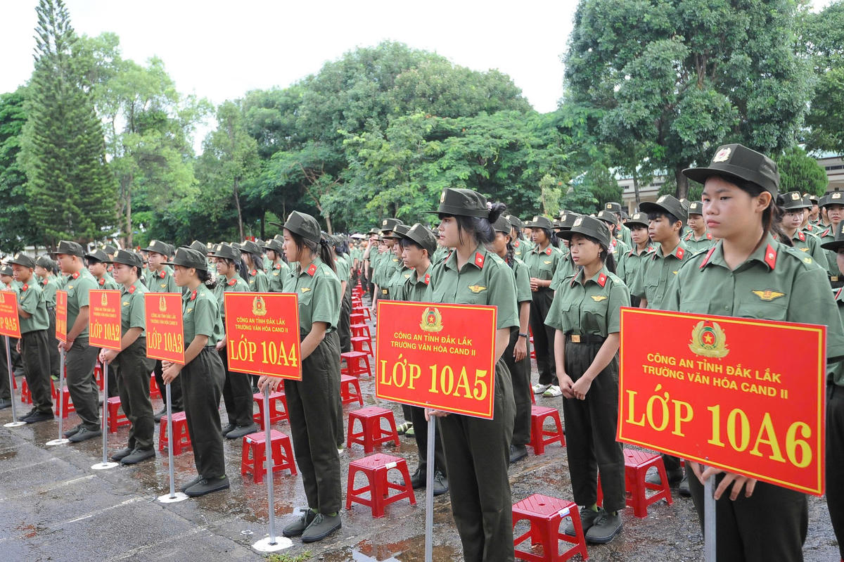 Hơn 1.000 học sinh háo hức bước vào năm học mới. Ảnh:VT.