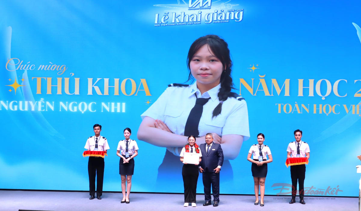 Khen thưởng Thủ khoa toàn trường Nguyễn Ngọc Nhi, ngành Quản lý hoạt động bay tại Lễ khai giảng. Ảnh: T.Luân.