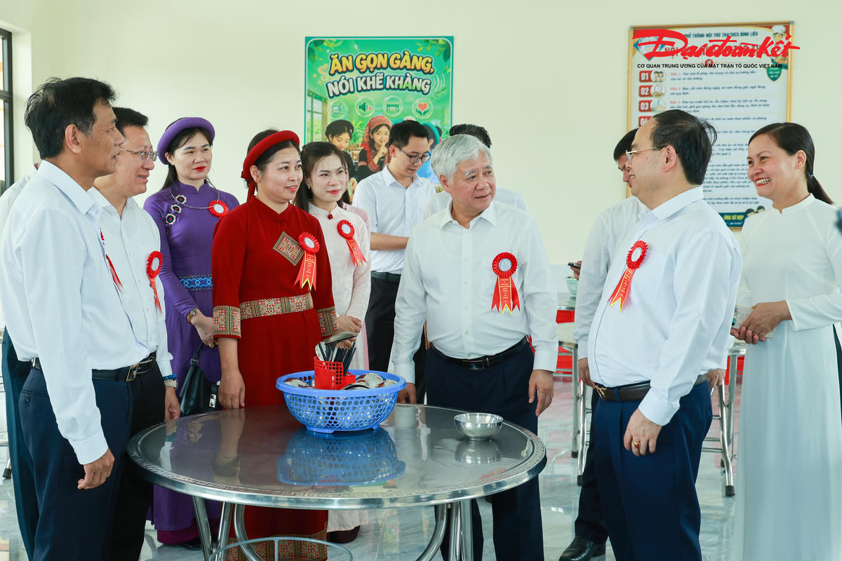 Phó Chủ tịch Thường trực Quốc hội Đỗ Văn Chiến, Chủ tịch Hội đồng Dân tộc Lâm Văn Mẫn, Bí thư Thành ủy Quảng Ninh Quản Minh Cường kiểm tra các khu học, ăn, ở của nhà trường. Ảnh: Quang Vinh.