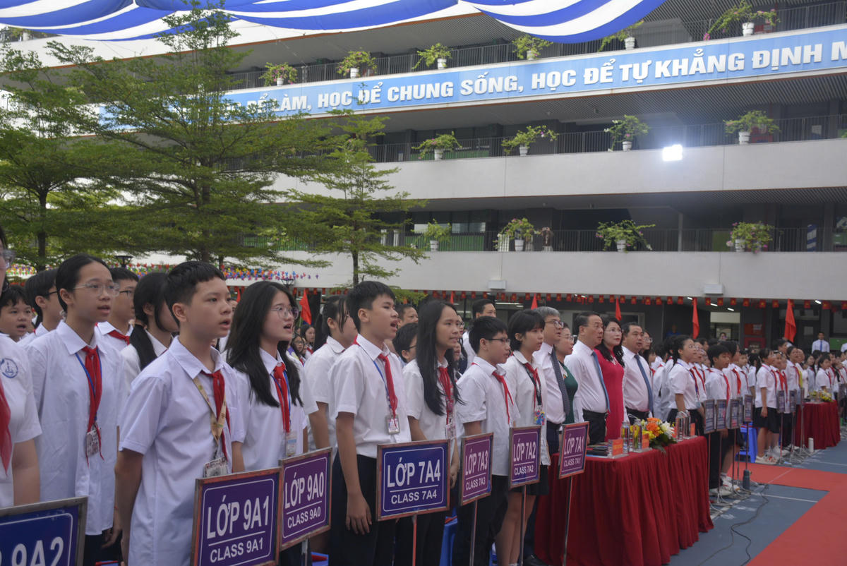 Tập thể thầy và trò Trường THCS Trần Duy Hưng chào cờ, hát quốc ca trong lễ khai giảng