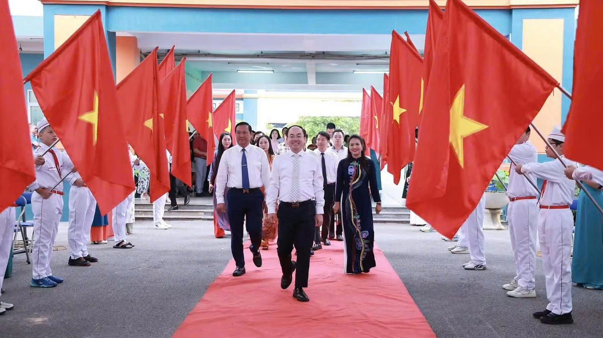 Ông Nguyễn Đăng Bình, Phó Bí thư Thường trực Tỉnh ủy, Trưởng đoàn Đại biểu Quốc hội tỉnh Thái Nguyên dự Lễ khai giảng năm học 2026 - 2027 tại Trường Tiểu học và THCS 915 Gia Sàng (phường Gia Sàng).