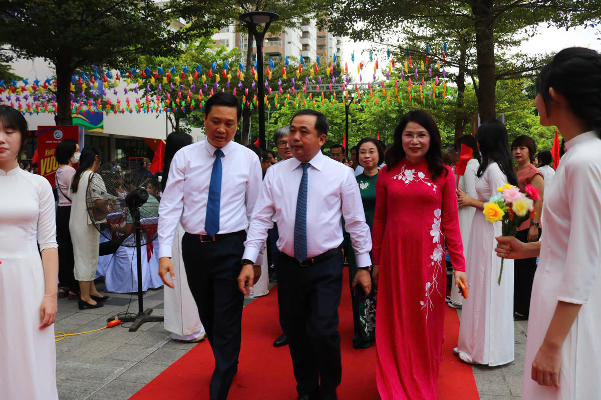 Bí thư Thành ủy Hà Nội Trần Đức Thắng dự khai giảng năm học mới tại Trường THCS Trần Duy Hưng.