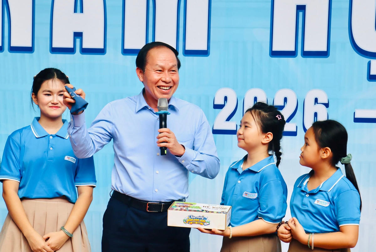 Phó Thủ tướng Chính phủ Lê Tiến Châu vui vẻ khi được học sinh Trường Hy Vọng tặng quà. Ảnh: TT.