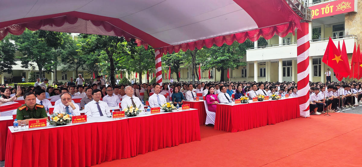 Các đại biểu tham gia lễ khai giảng tại Trường THPT chuyên Lam Sơn. Ảnh: Nguyễn Chung.