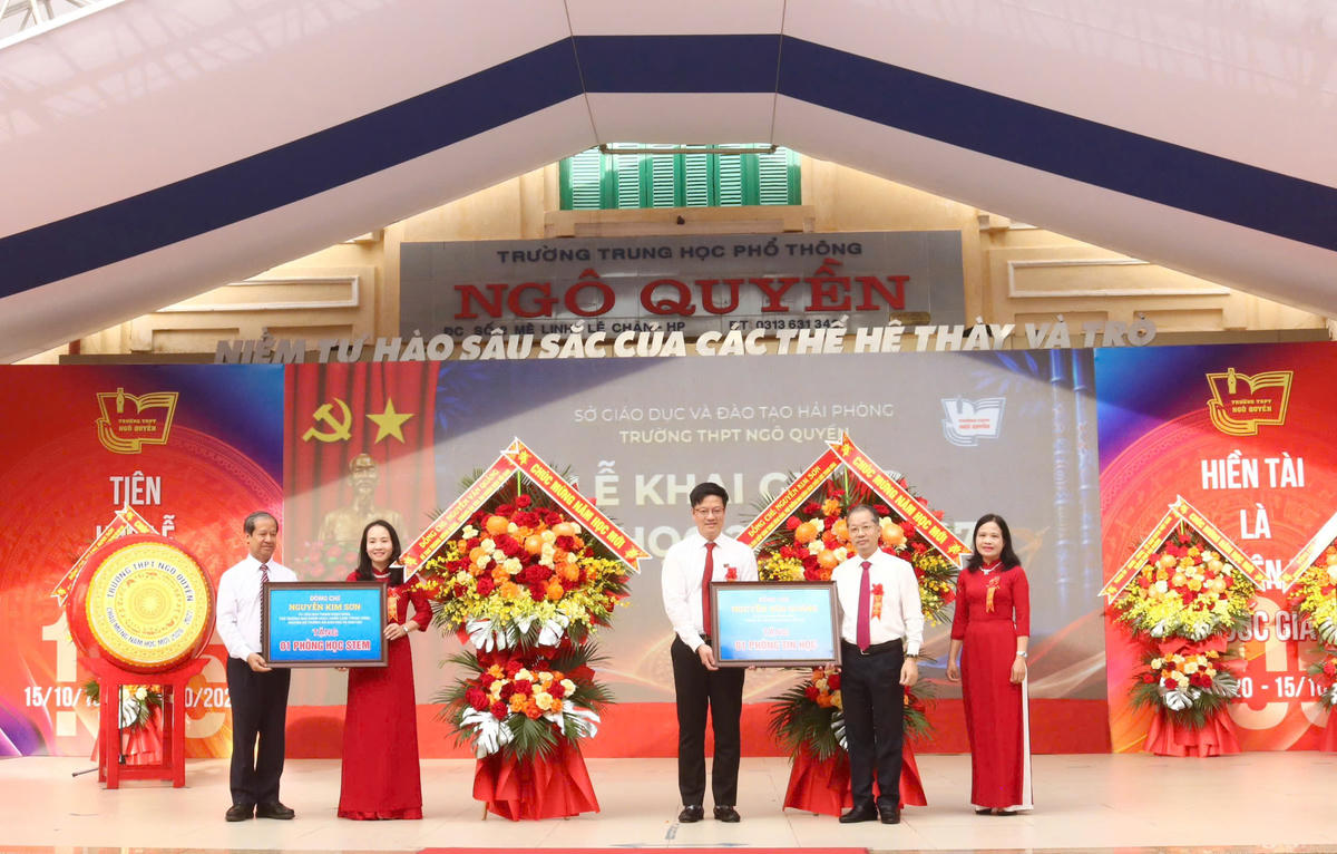  Ông Nguyễn Văn Quảng, Bí thư Trung ương Đảng, Chánh án Tòa án nhân dân tối cao trao tặng phòng học Tin học và  ông Nguyễn Kim Sơn, Ủy viên BCH Trung ương Đảng, Phó Trưởng ban Chính sách Chiến lược Trung ương trao tặng phòng học STEM. Ảnh: PT.