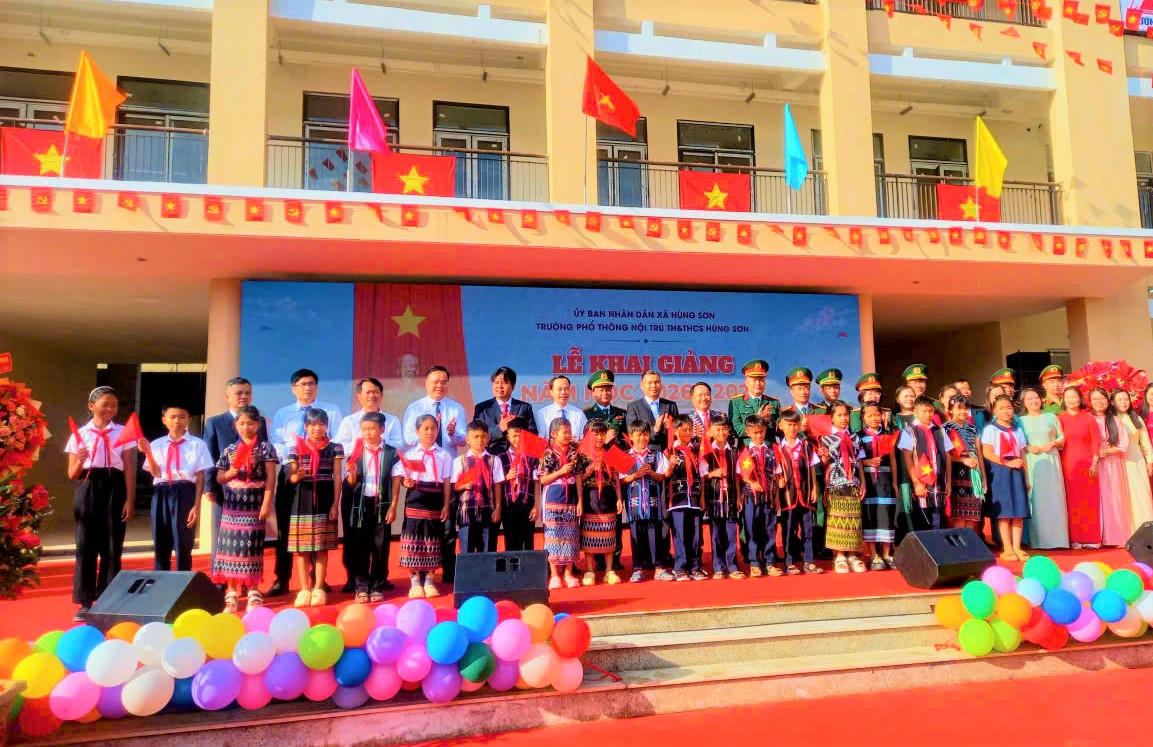 Lãnh đạo TP Đà Nẵng cùng thầy, cô giáo, học sinh Học sinh Trường PTNTLC TT-THCS Hùng Sơn chụp ảnh lưu niệm tại lễ khai giảng. Ảnh: TT.