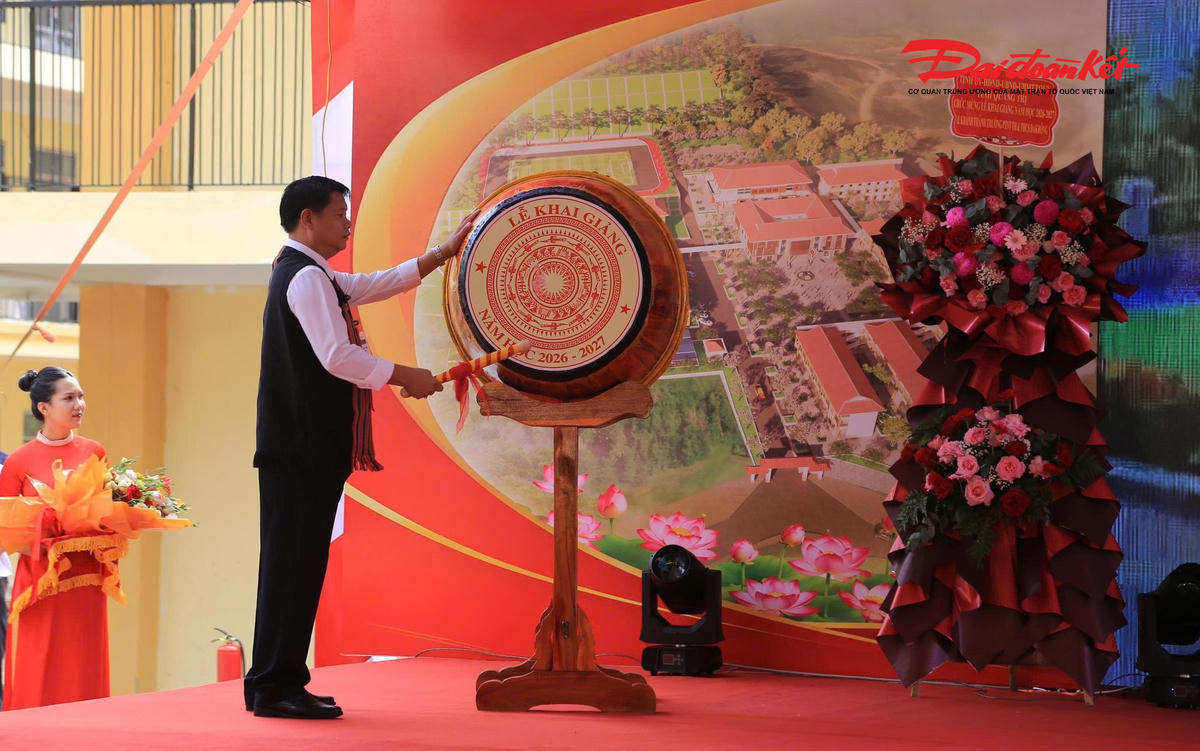 Ông Lê Thanh Tùng, Hiệu trưởng trường Phổ thông Dân tộc nội trú Tiểu học và Trung học cơ sở Đakrông đánh trống Khai giảng năm học mới. Ảnh: Đỗ Văn.
