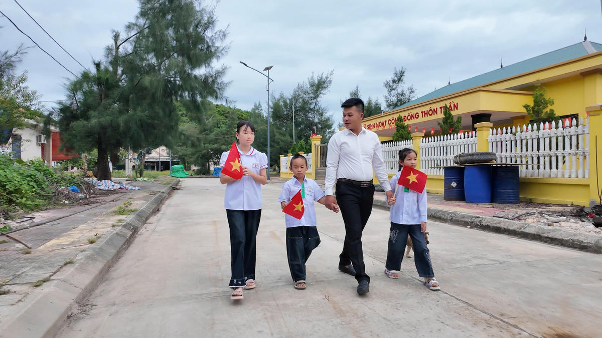 Từ sáng sớm, thầy giáo Trần Văn Luyện đã đến tận nhà đón học trò, cùng các em đến trường dự lễ khai giảng năm học mới.
