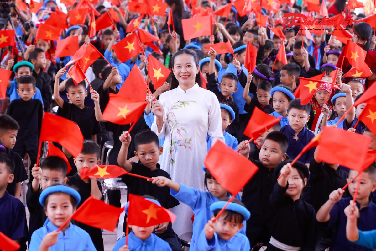 Cô và trò Trường Phổ thông nội trú Tiểu học và THCS Bình Liêu hân hoan chào đón năm học mới trong không khí rộn ràng, ngập tràn sắc cờ Tổ quốc. Ảnh: Quang Vinh.