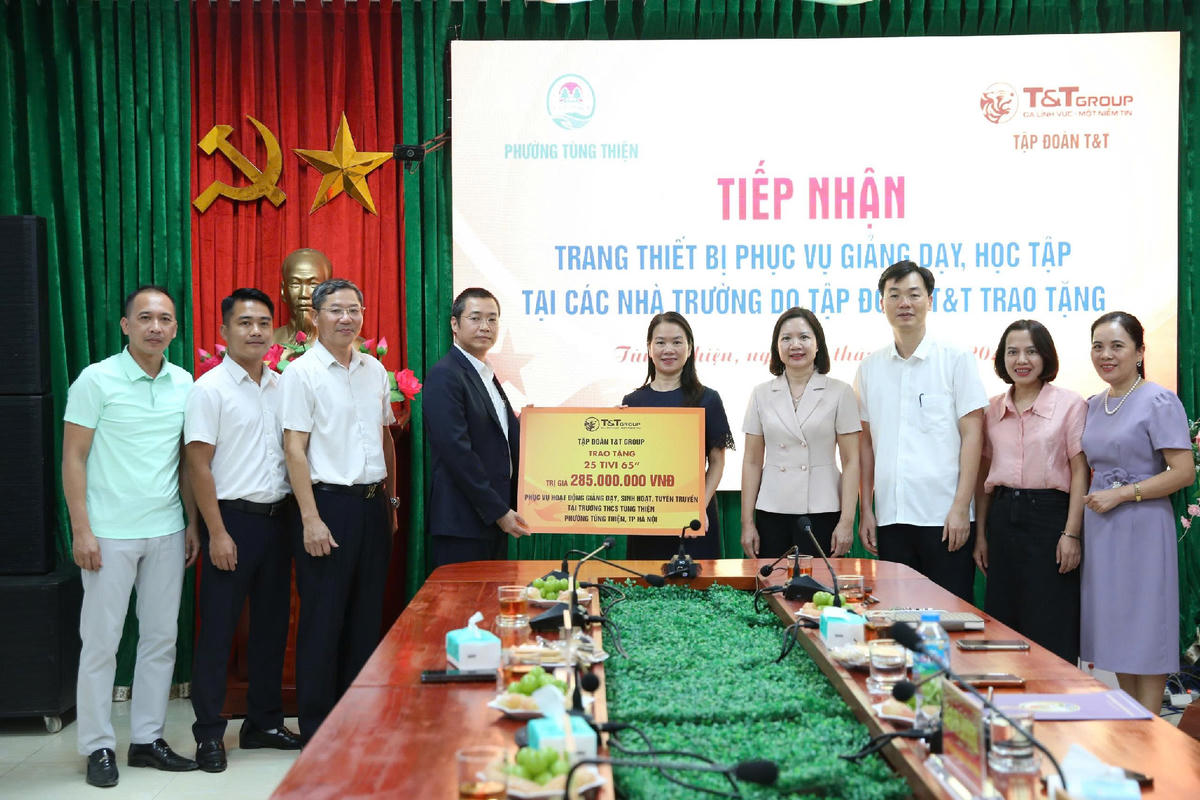Phó Tổng Giám đốc Tập đoàn T&T Group Nguyễn Mạnh Hùng trao tặng 25 tivi 65 inch cho Trường THCS Tùng Thiện (Hà Nội) (Ảnh: T&T Group)