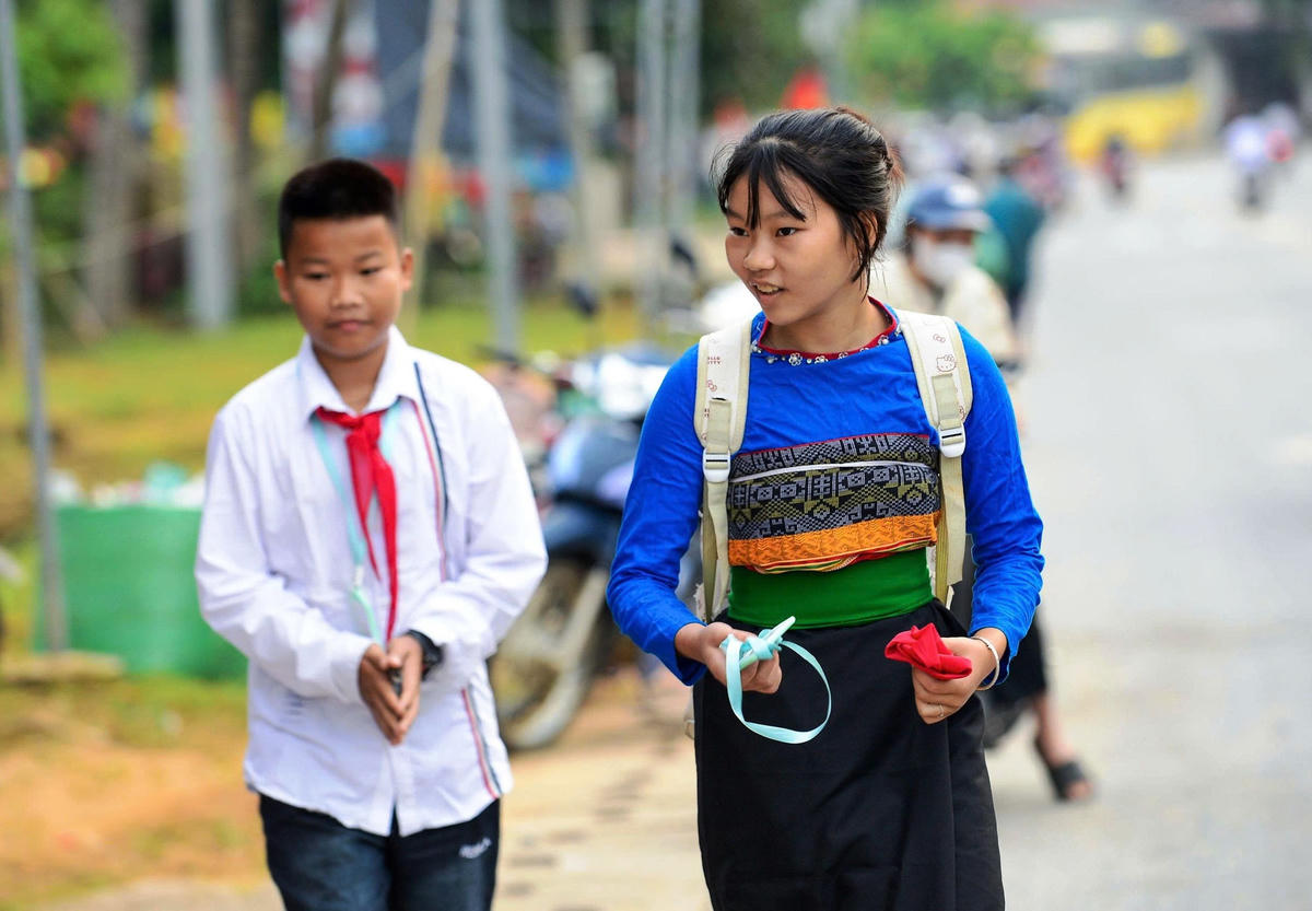 Các em học sinh Trường THCS Tam Chung háo hức trong ngày tựu trường.