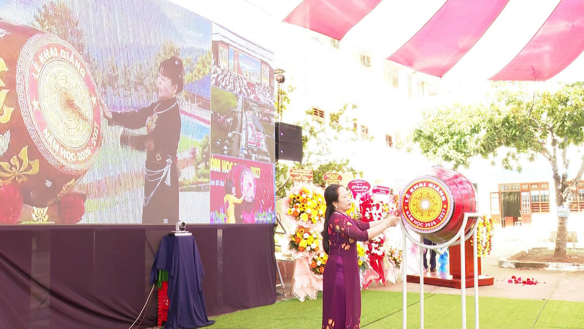Lãnh đạo Trường THCS và THPT Lương Thế Vinh đánh trống khai giảng năm học 2026-2027, mở đầu năm học mới tại điểm cầu chính của tỉnh Vĩnh Long. (Ảnh: Duy Tân).