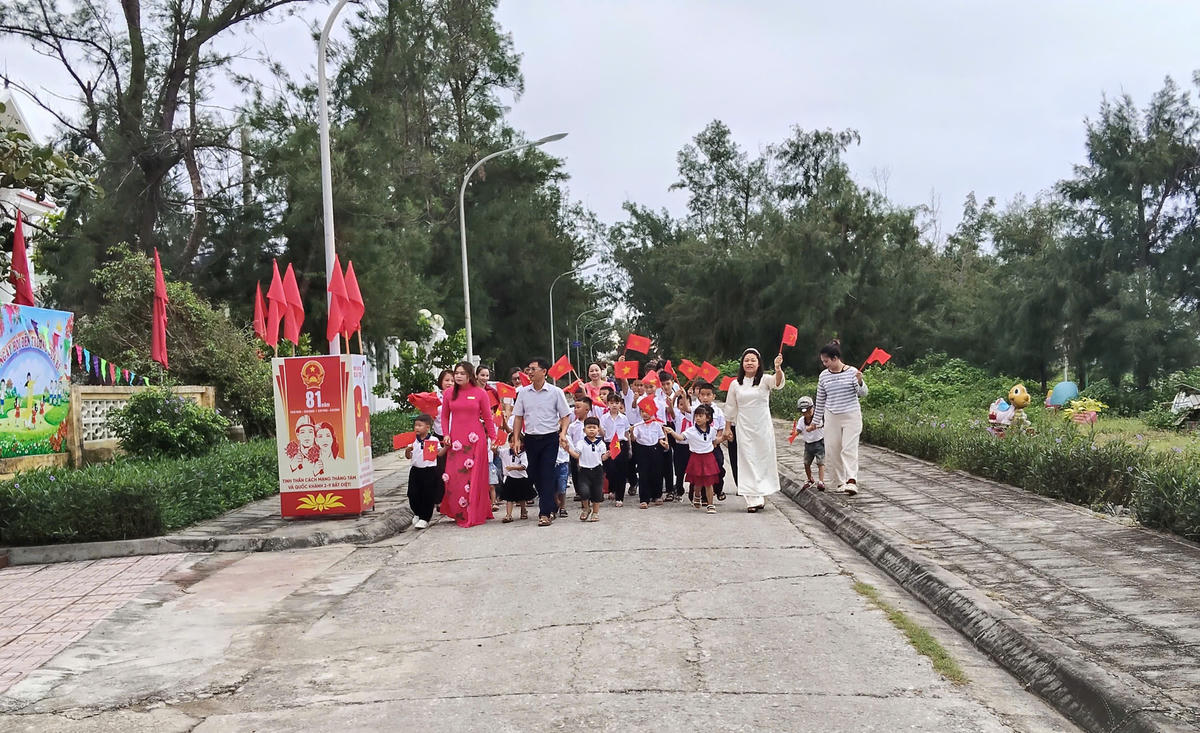 Trường Tiểu học Bạch Long Vĩ là cơ sở giáo dục công lập duy nhất trên địa bàn đặc khu Bạch Long Vĩ, đáp ứng nhu cầu học tập từ bậc mầm non 3, 4, 5 tuổi đến hết tiểu học. Nhà trường được thành lập năm 1999, trong khi hoạt động dạy và học trên đảo đã được triển khai từ năm học 1994-1995. 