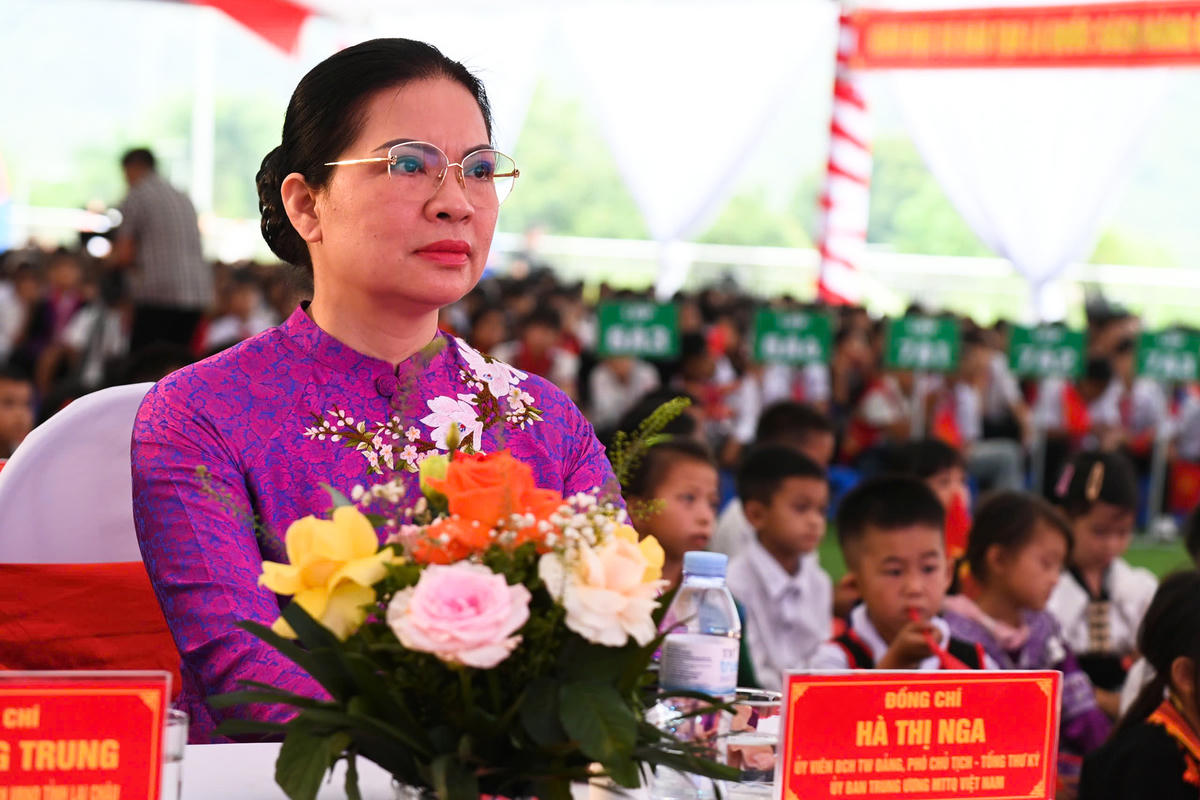 Phó Chủ tịch - Tổng Thư ký UBTƯ MTTQ Việt Nam Hà Thị Nga có mặt từ sớm, động viên, chúc các thầy, cô giáo và các em học sinh bước vào năm học mới tiếp tục thi đua dạy tốt, học tốt; tích cực triển khai thực hiện hiệu quả các nghị quyết, chương trình, đề án, kế hoạch của Trung ương, của Tỉnh về công tác giáo dục và đào tạo; thực hiện quyết liệt, đồng bộ các giải pháp để hoàn thành các mục tiêu, kế hoạch năm học 2026 - 2027.