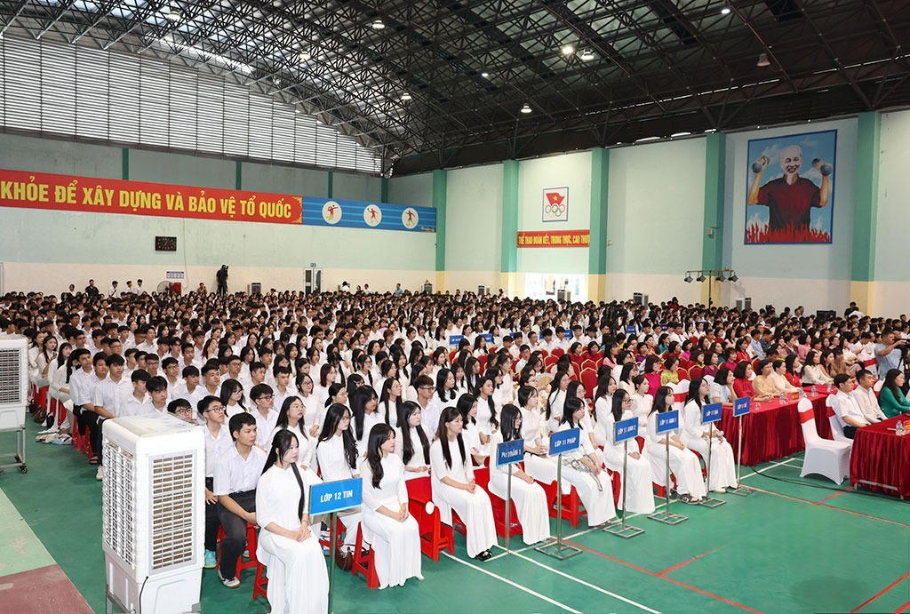 1.365 học sinh Trường THPT chuyên Lương Văn Tuỵ dự lễ khai giảng. Ảnh: M.Q