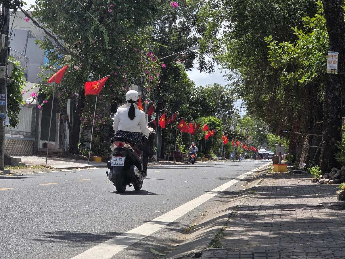 Cờ Tổ quốc được treo đồng bộ ở tuyến đường Nguyễn Bỉnh Khiêm tạo cảnh quan sạch, đẹp ở khu dân cư. Ảnh: Nguyên Du