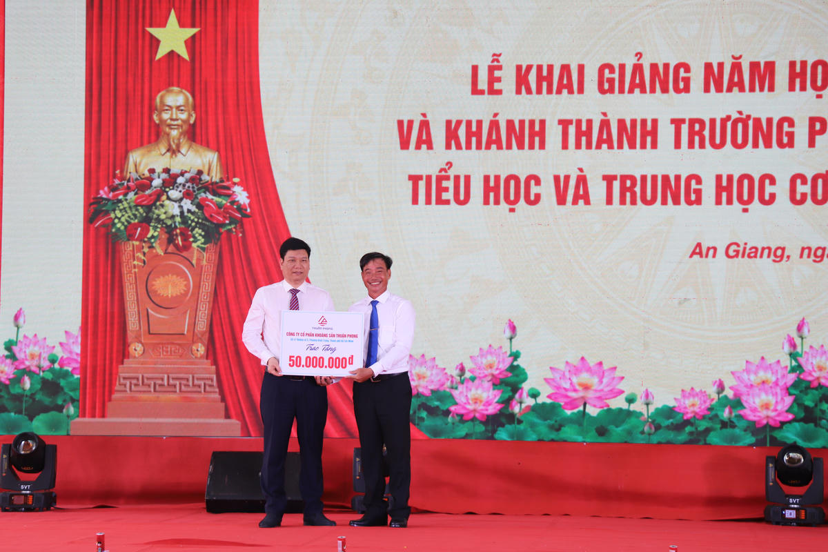 Thầy Phạm Quang Nhớ - Hiệu trưởng Trường Phổ thông nội trú Tiểu học và Trung học cơ sở Giang Thành tiếp nhận kinh phí từ các đơn vị hỗ trợ nhà trường.