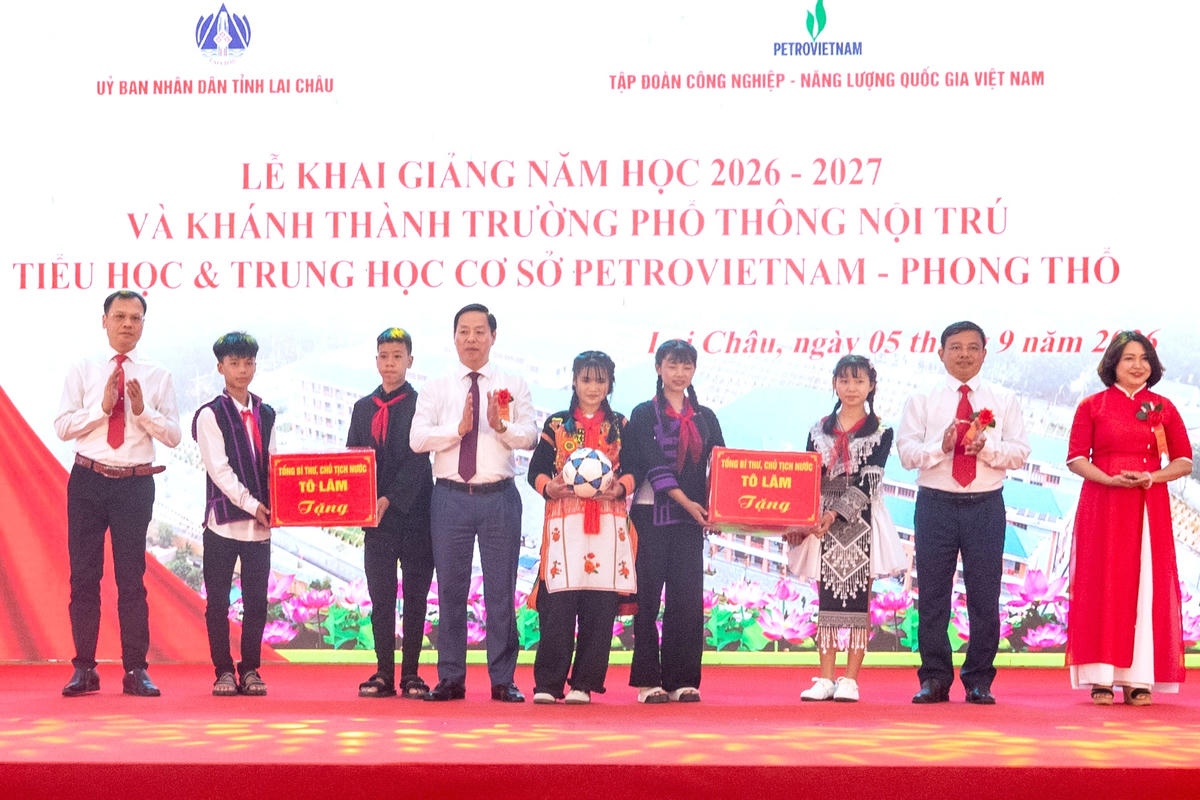 Học sinh nhà trường đón nhận 20 quả bóng thể thao do Tổng Bí thư, Chủ tịch nước Tô Lâm gửi tặng.