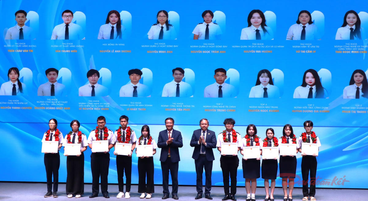 Lễ vinh danh các Thủ khoa ngành của Học viện Hàng không Việt Nam năm học 2026-2027. Ảnh: T.Luân.