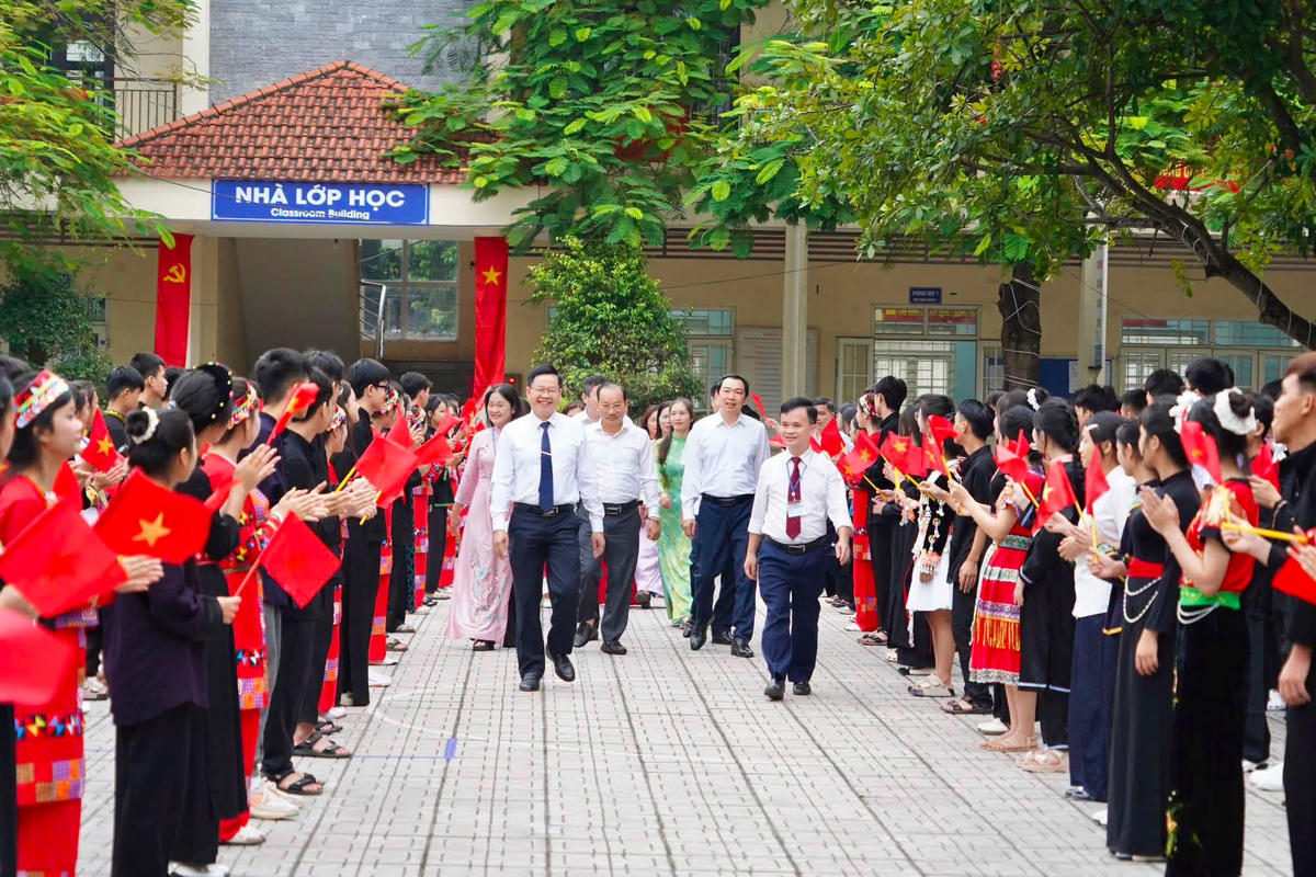 Ông Đinh Quang Tuyên, Phó Bí thư Tỉnh ủy, Chủ tịch Ủy ban MTTQ Việt Nam tỉnh Thái Nguyên dự Lễ khai giảng tại Trường PT Dân tộc nội trú số 1 Thái Nguyên.