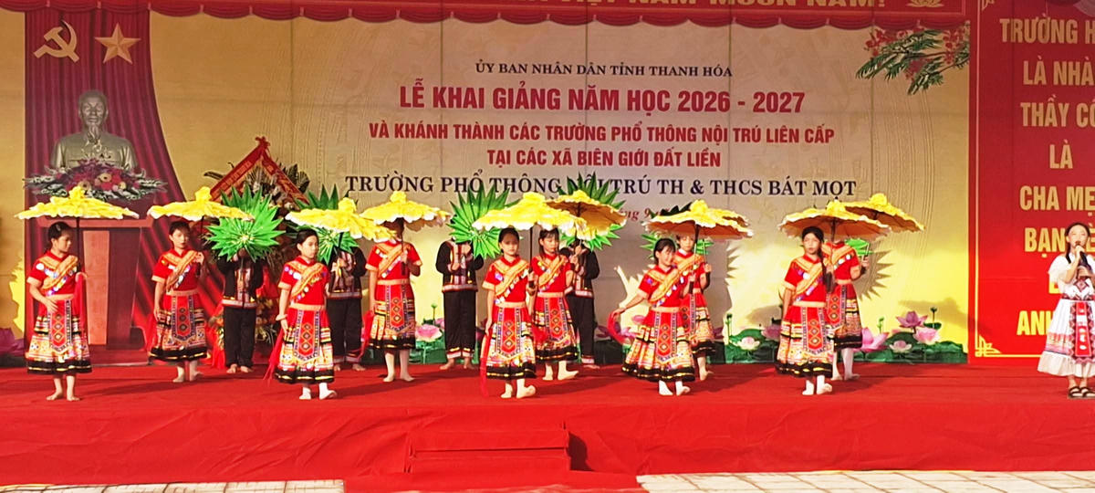 Trường Phổ thông nội trú và THCS Bát Mọt rộn ràng lễ khai giảng năm học mới.