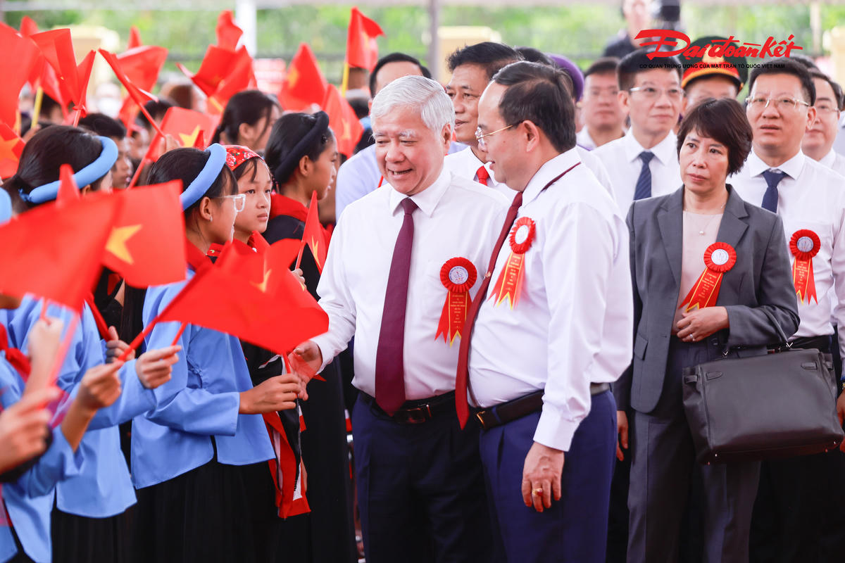 Phó Chủ tịch Thường trực Quốc hội Đỗ Văn Chiến trò chuyện cùng các em học sinh Trường Phổ thông nội trú Tiểu học và THCS Bình Liêu. Ảnh: Quang Vinh.