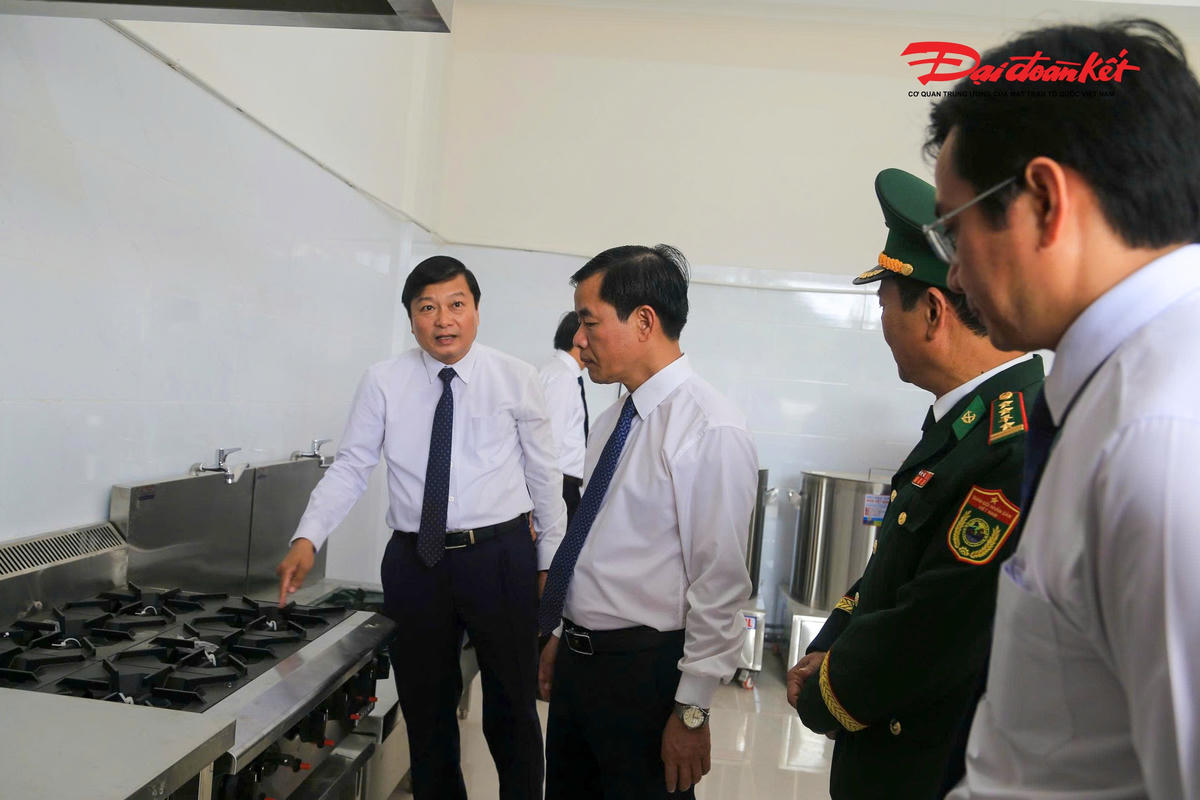 Bí thư Tỉnh ủy Quảng Trị Nguyễn Văn Phương, Chủ tịch UBND tỉnh Quảng Trị Lê Hồng Vinh cùng các đại biểu tham quan cơ sở vật chất của trường sau Lễ Khai giảng. Ảnh: Đỗ Văn.