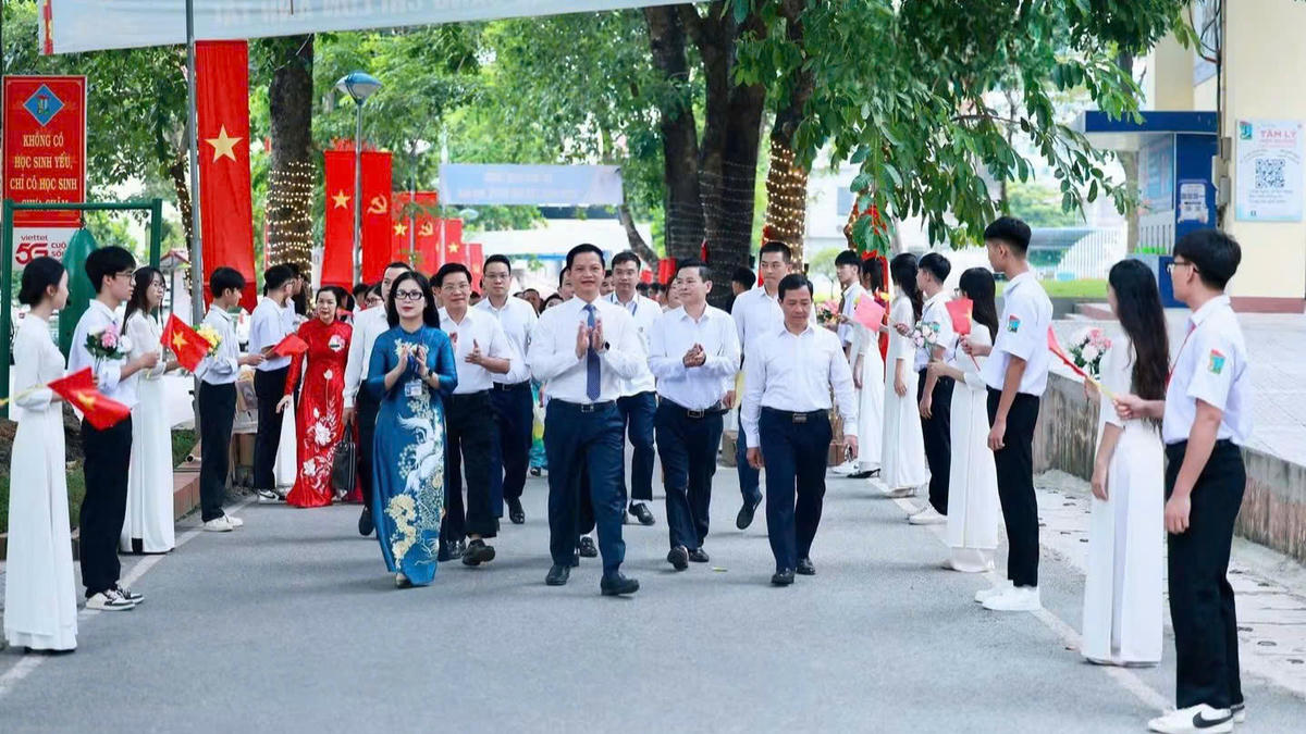 Ông Vương Quốc Tuấn, Ủy viên Trung ương Đảng, Chủ tịch UBND tỉnh Thái Nguyên dự Lễ khai giảng với cán bộ, giáo viên và học sinh Trường THPT Lương Ngọc Quyến.
