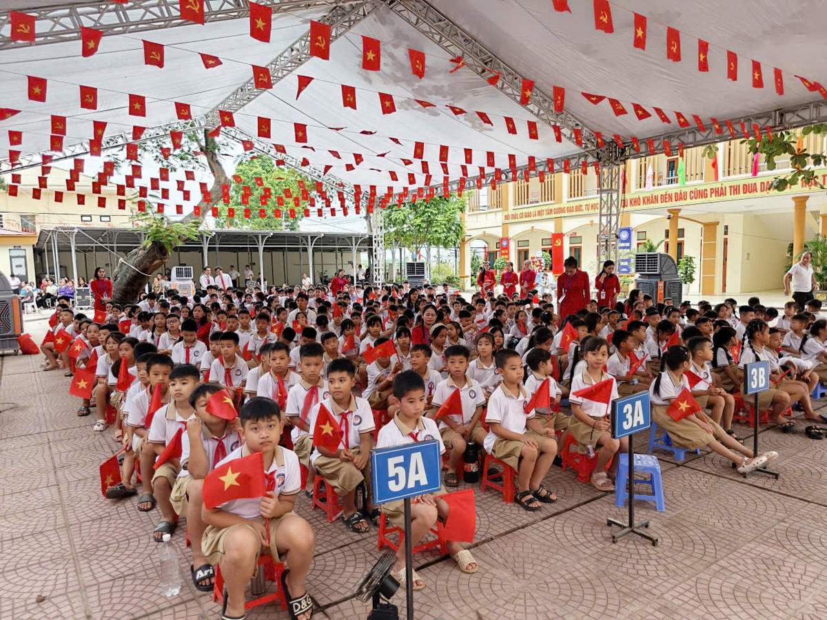Cô và trò Trường Tiểu học, THCS và THPT Minh Châu trong ngày khai giảng năm học mới sáng 5/9.