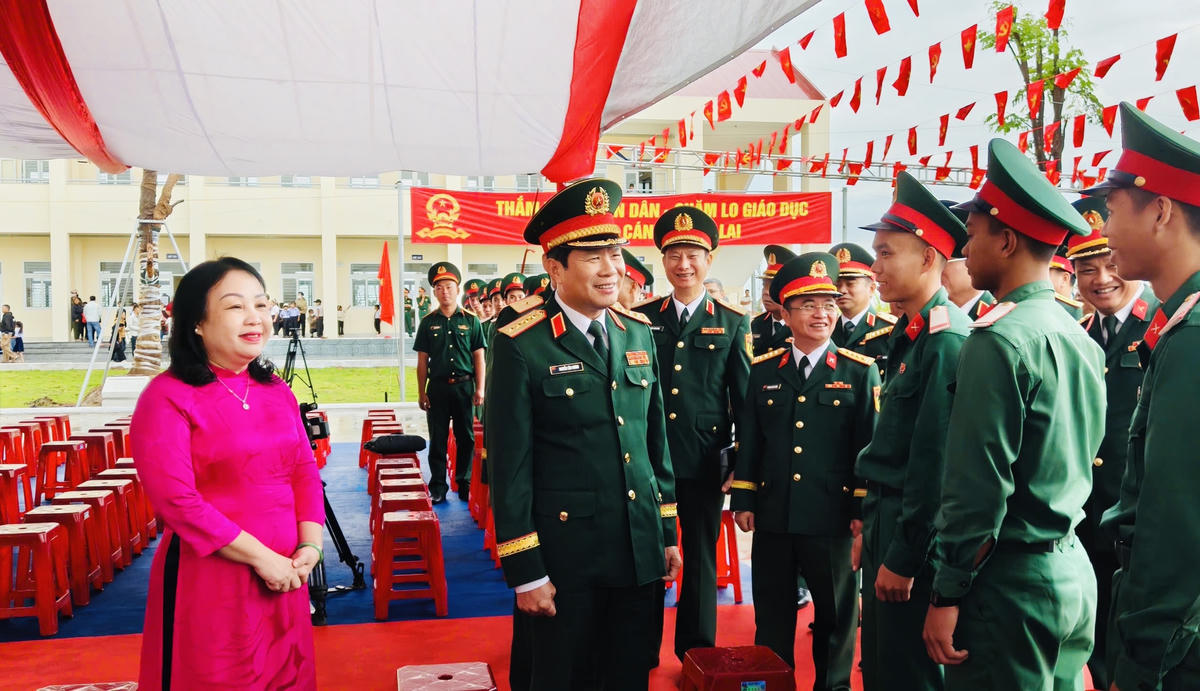 Các đại biểu dự lễ tại Trường Phổ thông nội trú Tiểu học và THCS Ea Rốk, xã Ea Rốk, tỉnh Đắk Lắk. Ảnh: BT.