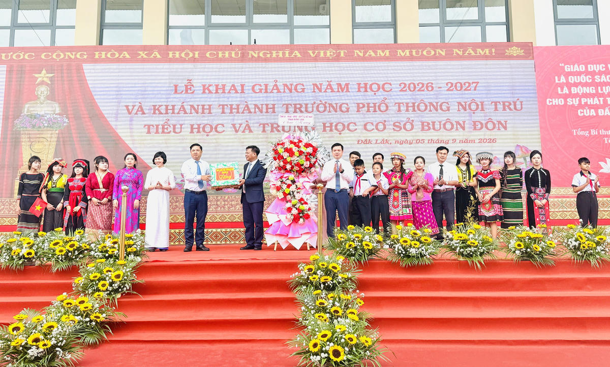 Lãnh đạo tỉnh Đắk Lắk trao quà của Tổng Bí thư, Chủ tịch nước Tô Lâm cho Trường Phổ thông nội trú Tiểu học và THCS Buôn Đôn, xã Buôn Đôn. Ảnh: Thanh Nga.