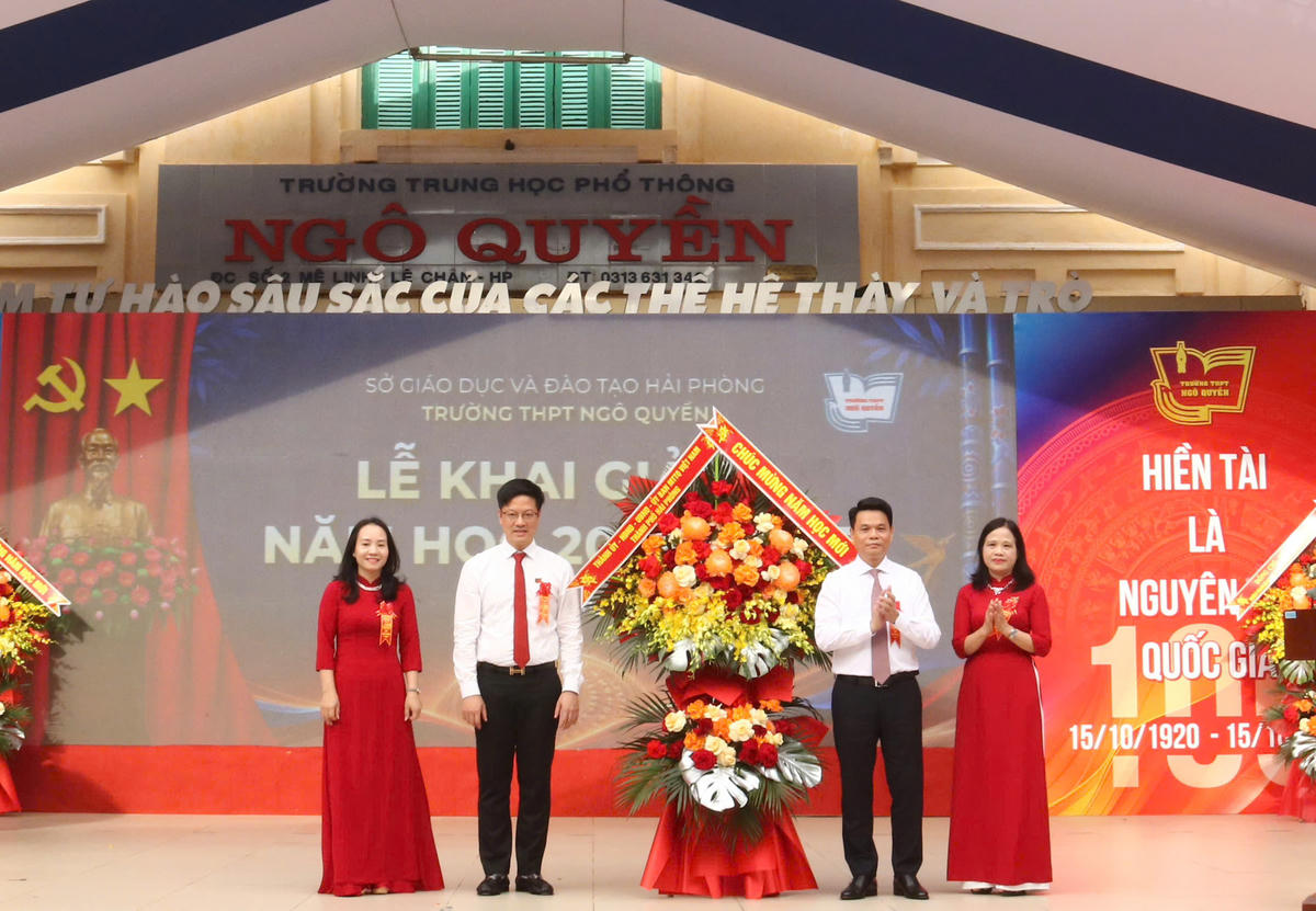 Ông Lê Ngọc Châu, Ủy viên Trung ương Đảng, Bí thư Thành ủy Hải Phòng tặng hoa chúc mừng nhà trường. Ảnh: PT. 
