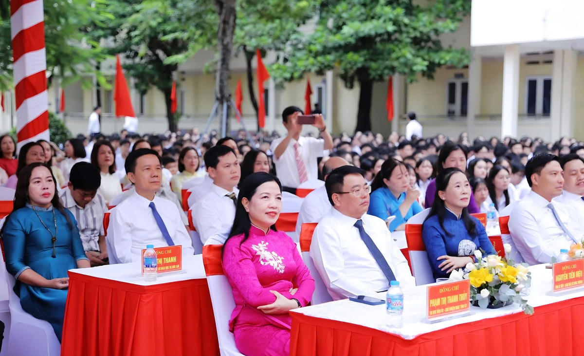 Các lãnh đạo chủ chốt tỉnh Thanh Hóa tham dự lễ khai giảng năm học mới 2026 - 2027.