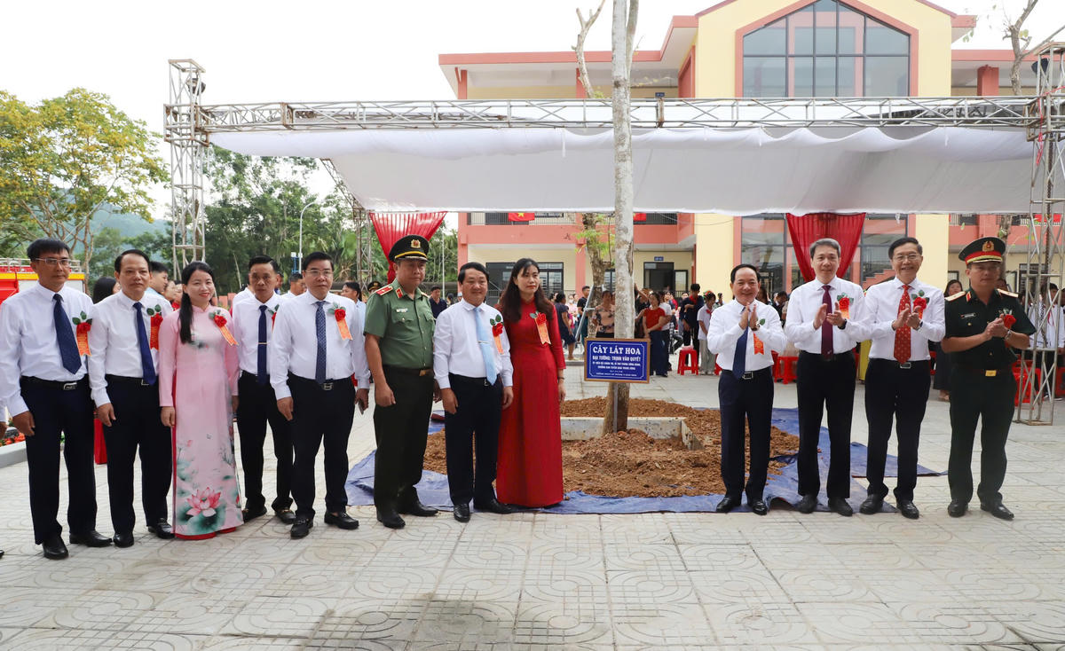 Trưởng Ban Tuyên giáo Trung ương Trịnh Văn Quyết và các đại biểu trồng cây lưu niệm tại nhà trường.
