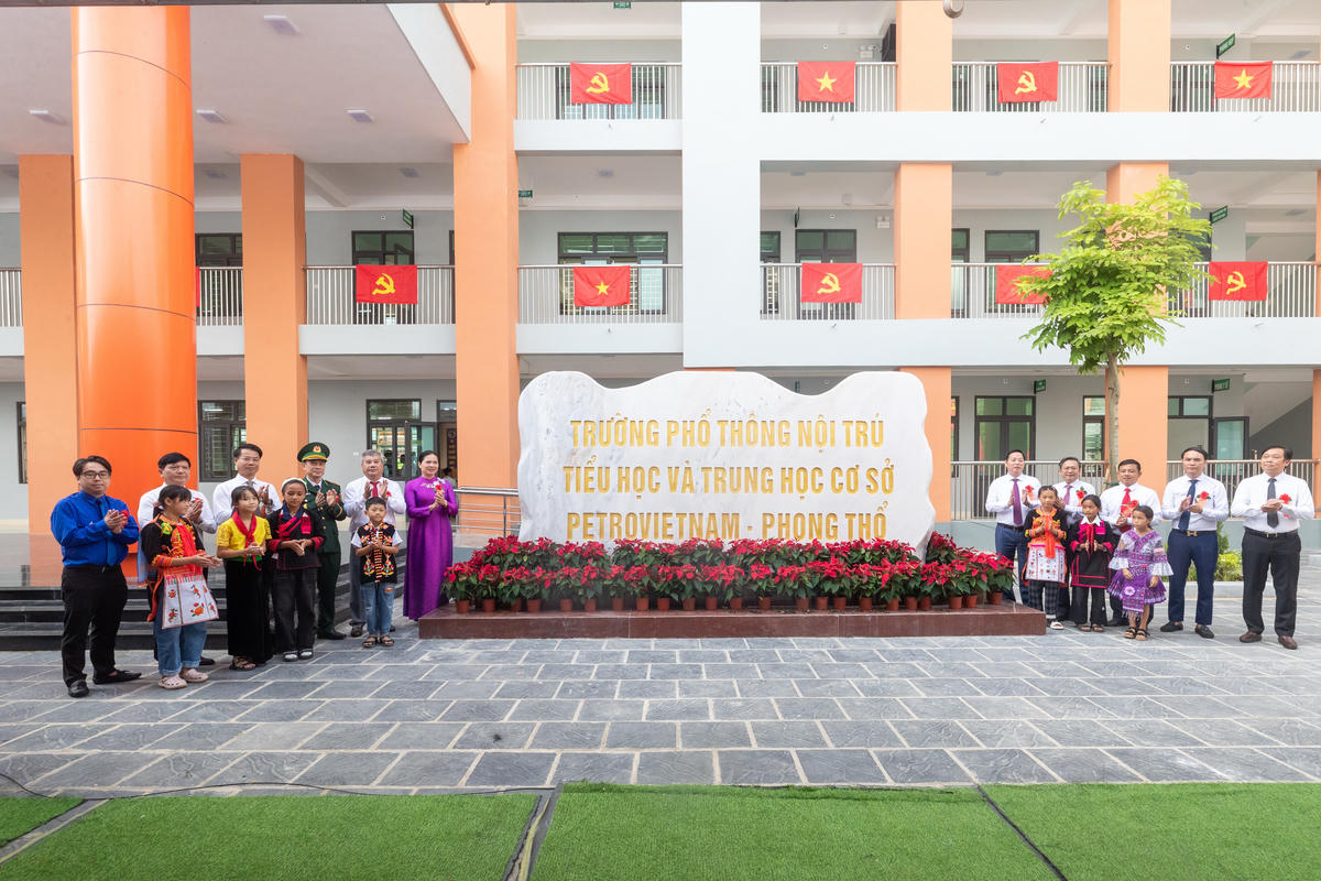Các đại biểu thực hiện nghi thức gắn biển công trình Trường DTNT Tiểu học và Trung học cơ sở PETROVIETNAM – Phong Thổ