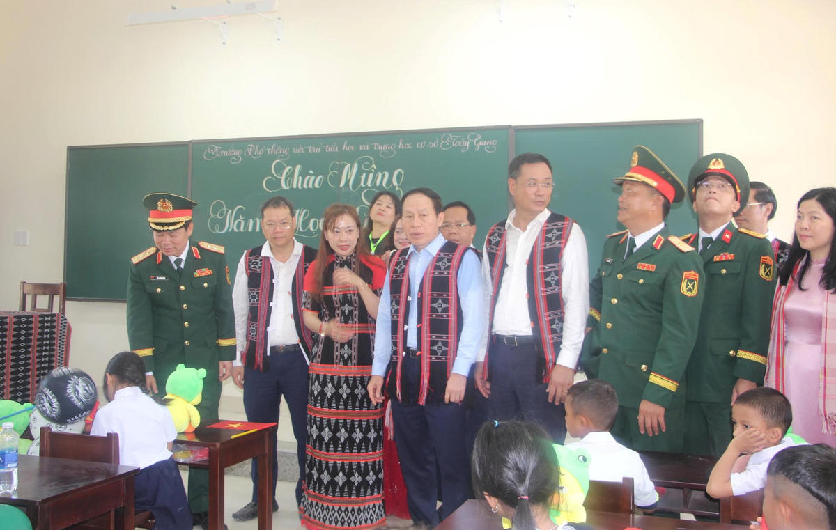 Phó Thủ tướng Chính phủ Lê Tiến Châu (ở giữa) kiểm tra công tác dạy học tại Trường Phổ thông nội trú liên cấp Tiểu học và THCS Tây Giang. Ảnh: TT.