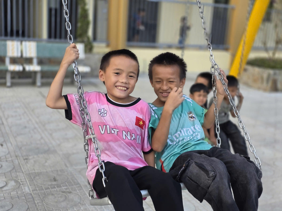 Các em học sinh rạng rỡ trong ngôi trường mới. Ảnh: N.H.