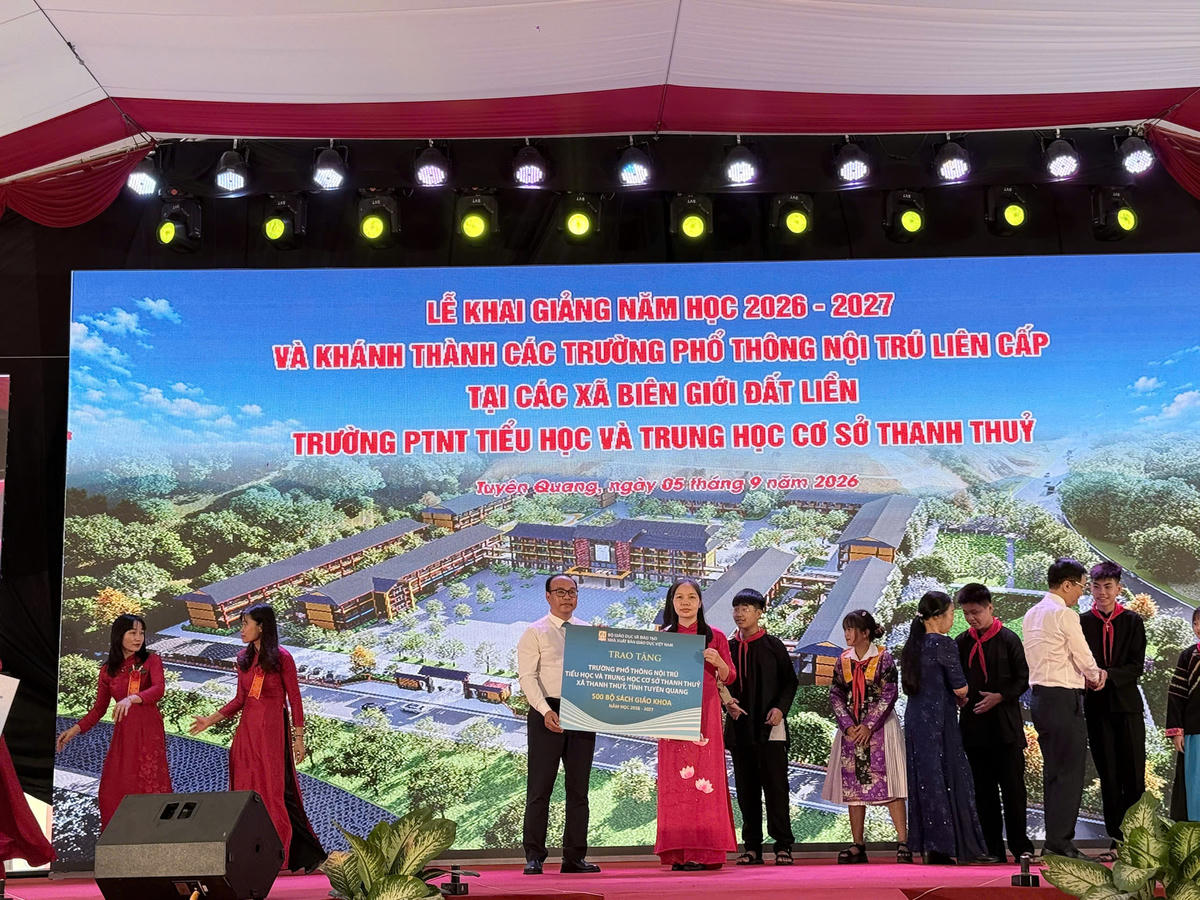 Ông Đặng Thanh Hải, Phó Tổng Giám đốc NXBGDVN tặng 500 bộ SGK cho học sinh Trường Phổ thông nội trú Tiểu học và THCS Thanh Thủy.