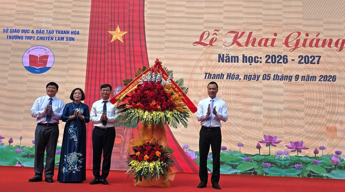 Chủ tịch UBND tỉnh Thanh Hóa tặng lẵng hoa, chúc mừng Ban giám hiệu nhà trường. Ảnh: Nguyễn Chung.